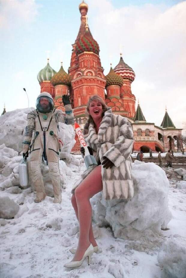 Съемки модели для мужского журнала «Андрей» на Красной площади, 1994 год, Москва историческое фото, история