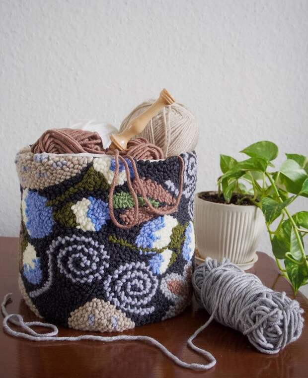 «Ковровый уют» по-новому: цветочные горшки и корзины в технике ковровая вышивка