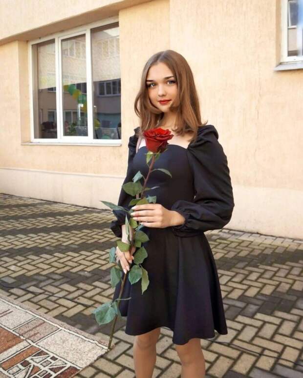 Чулочки, юбочки: самые эффектные одиннадцатиклассницы 2021 года