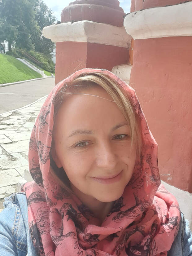 Автор в образе мудрой женщины: во время посещения Саввино-Сторожевского монастыря.