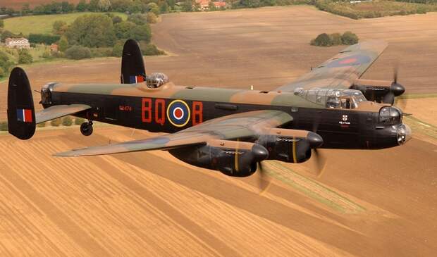 Самолет Avro Lancaster.