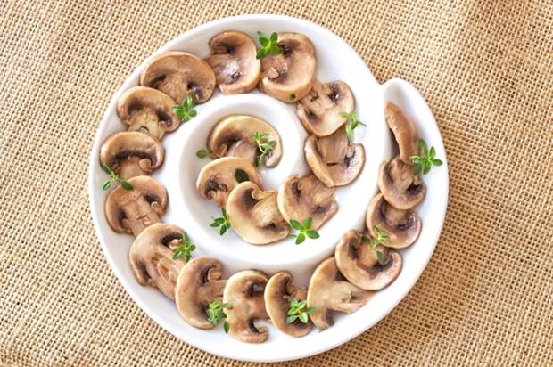 При приготовлении блюда из шампиньонов и вешенок в него необходимо добавить пару ложек грибного порошка / Фото: hochu.ua При приготовлении блюда из шампиньонов и вешенок в него необходимо добавить пару ложек грибного порошка / Фото: hochu.ua