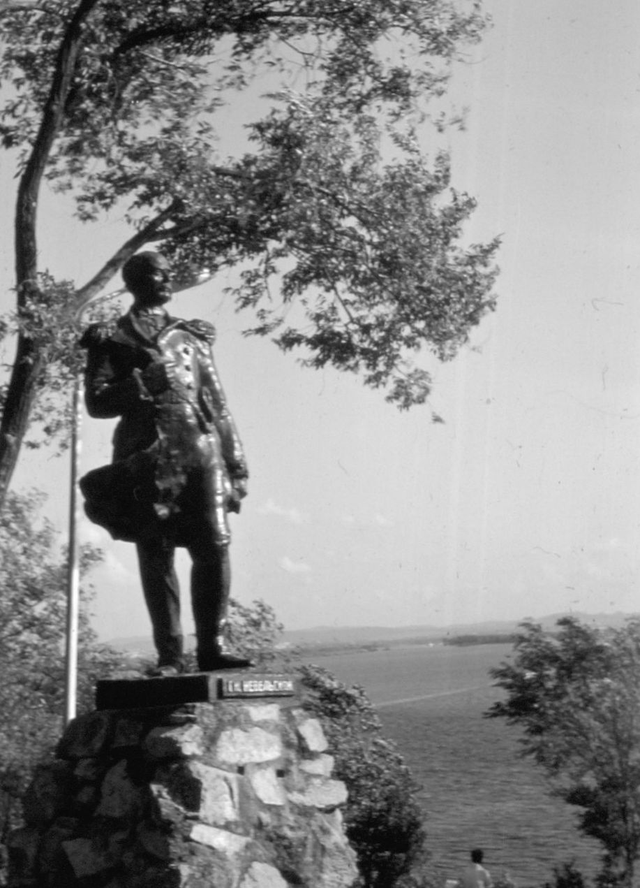 2.jpg Памятник Невельскому в Хабаровске, 1987 г.