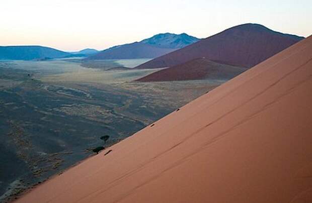 Песчаные дюны Намибии: красный песок