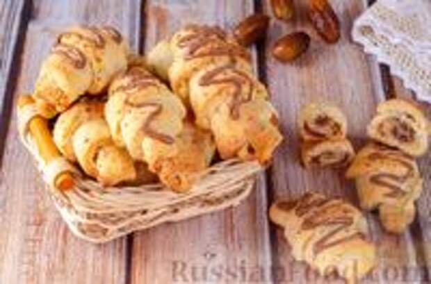 Фото к рецепту: Творожные рогалики с шоколадом, грецкими орехами и финиками