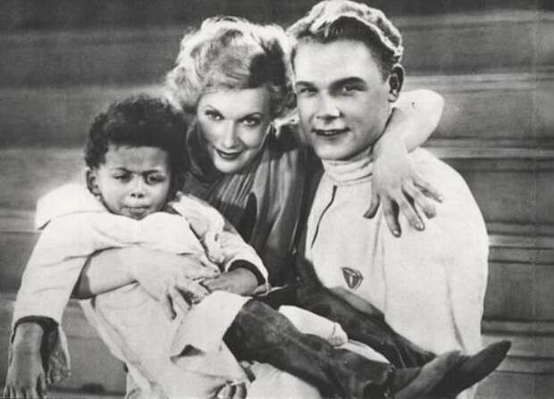 Интернациональные браки были возможны только в кино. Любовь Орлова в фильме *Цирк*, 1936 | Фото: nnm.me Интернациональные браки были возможны только в кино. Любовь Орлова в фильме *Цирк*, 1936 | Фото: nnm.me