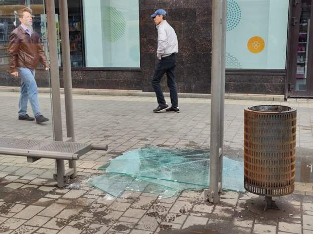 В Туле на улице Советской снова разбили стекла на остановке