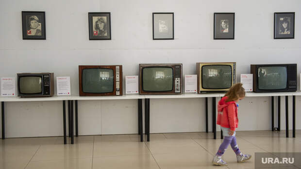 Выставка старых телевизоров в кинотеатре 