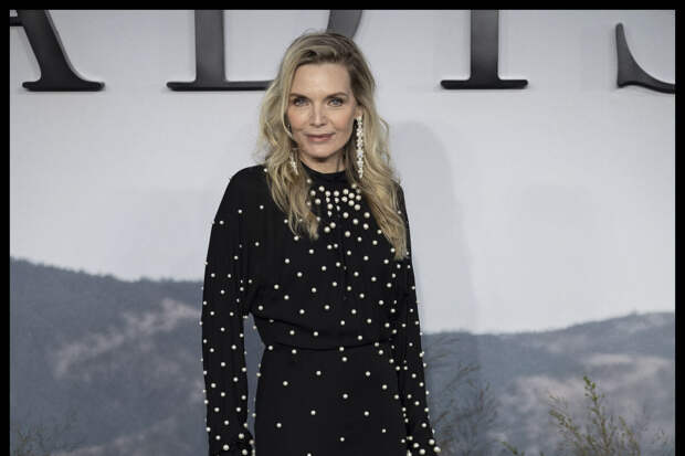 Актриса Мишель Пфайффер снялась в облегающем платье с жемчугом