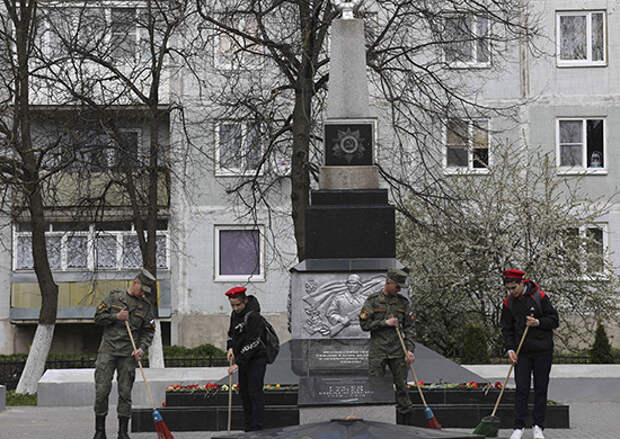 В Калининградской области военнослужащие и юнармейцы привели  в порядок захоронения советских воинов