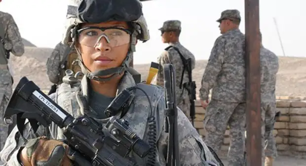 Женщины армии США: служат наравне с мужчинами и выбирают спать в одной казарме