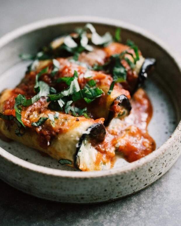 Баклажановые рулетики. \ Фото: es.cloudinary.com. Баклажановые рулетики. \ Фото: es.cloudinary.com.