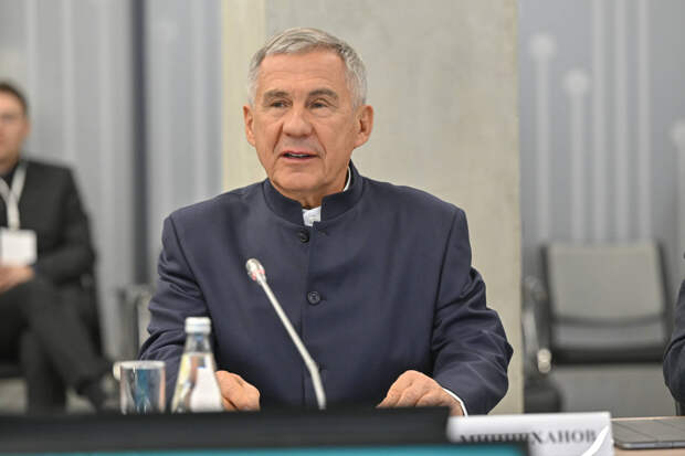 Минниханов вручил госнаграды выдающимся женщинам Татарстана накануне 8 марта