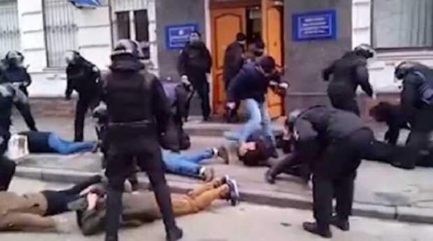 «Страна победившего бандеровского майдана» или как правоохранителей снова «поставили на колени»