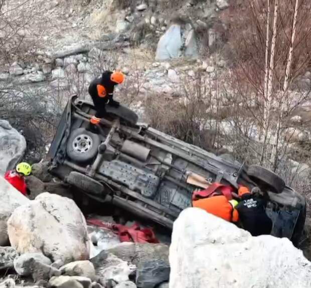 Автомобиль вытащили из русла реки в ущелье Алмарасан в Алматы