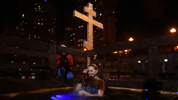 В России проходят крещенские купания