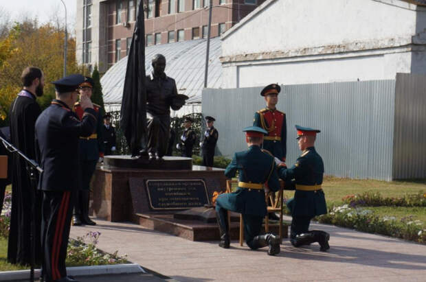 В ЮВАО открыли памятник сотрудникам, погибшим при исполнении служебного долга. Фото: Пресс-служба УВД по ЮВАО