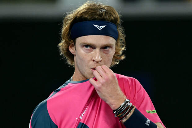 Теннисист Рублев не сумел выйти в финал турнира в Дохе, проиграв Алькарасу