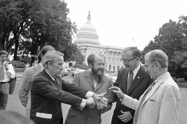 Солженицын после приема в Сенате США. Фото: общественное достояние. 
