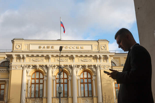 Поток жалоб на раздолжнителей хлынул в Банк России