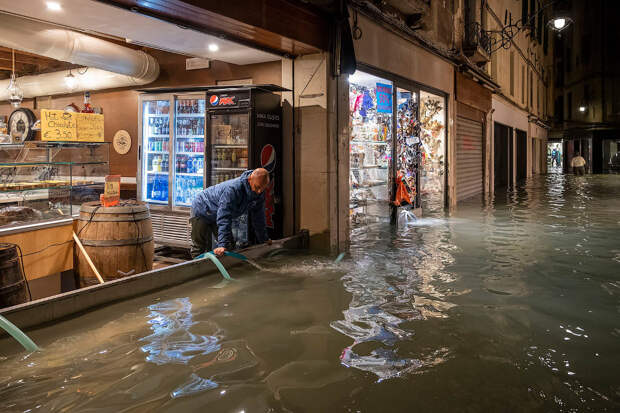 Собственники магазинов откачивают воду, Венеция