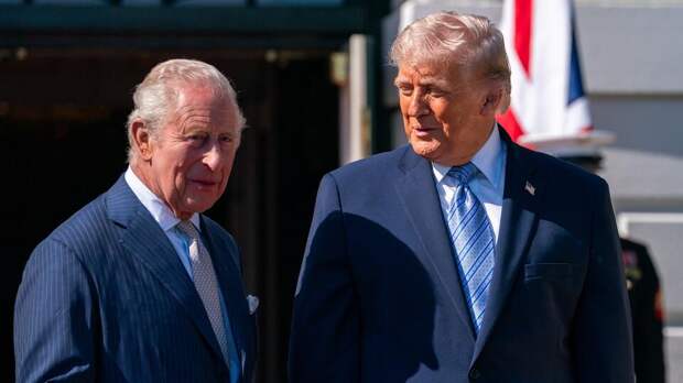 Daily Mail: Трамп нарушил королевский протокол при приветствии Карла III