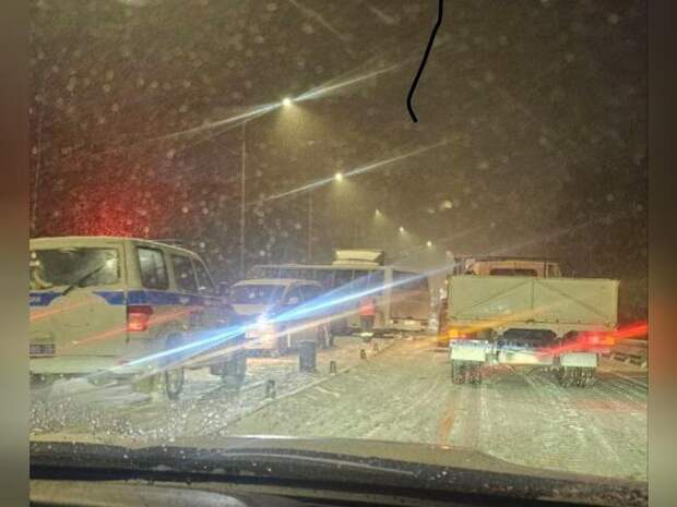 Автобус и большегруз столкнулись в Чите