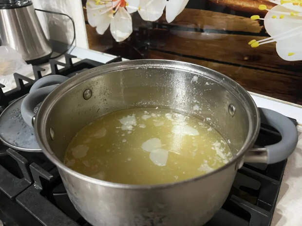 Лавровый лист и другие специи: что портит вкус куриного бульона и чем это заменить