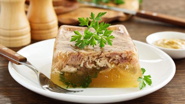 Ленивый холодец из тушенки: простой рецепт для тех, кто не хочет долго возиться на кухне