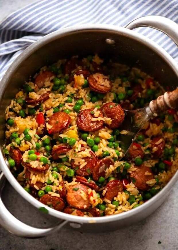 Плов с колбаской. \ Фото: recipetineats.com. Плов с колбаской. \ Фото: recipetineats.com.