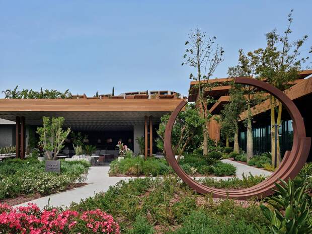 Скульптура Bernar Venet Studio