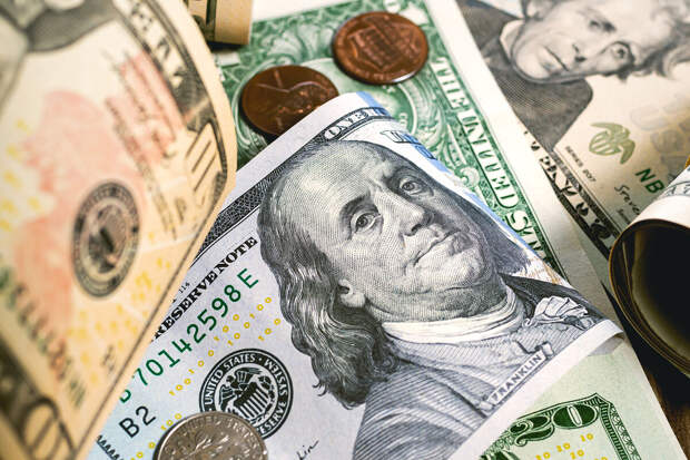 Аналитик Антонов: доллар сохранит колебания на уровне до 90 рублей