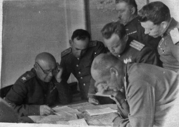 Слева направо- С. К. Тимошенко, К. Н. Леселидзе, И. Е. Петров. 1943 год