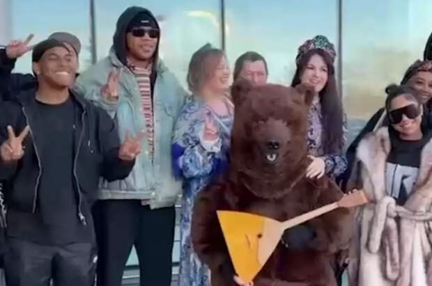 Американского рэпера Flo Rida встретили в Москве с икрой и хлебом