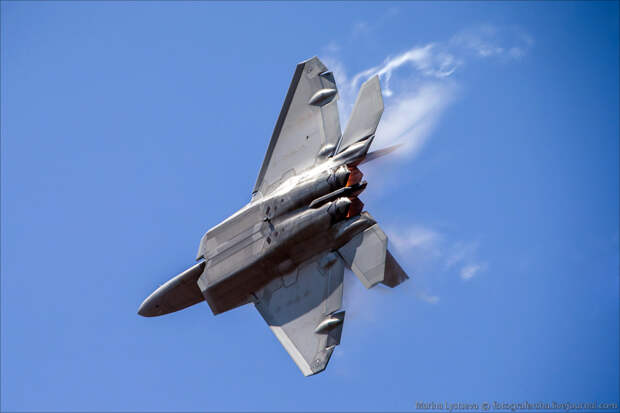 Многоцелевой истребитель пятого поколения F-22 Raptor