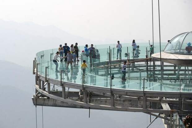 Стеклянная смотровая площадка на высоте 400 метров (10 фото)