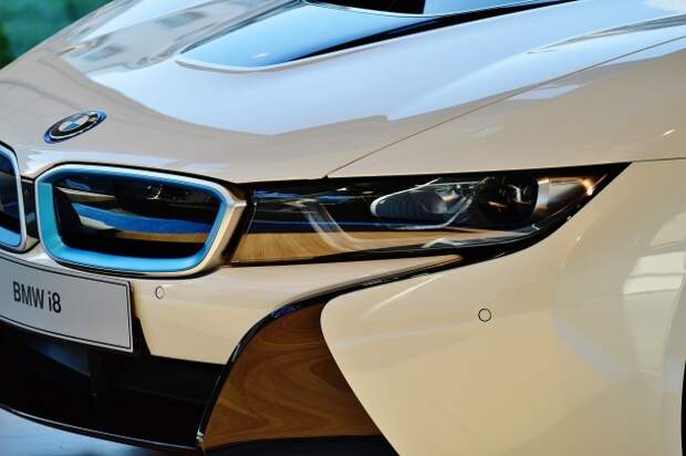 Белый BMW 