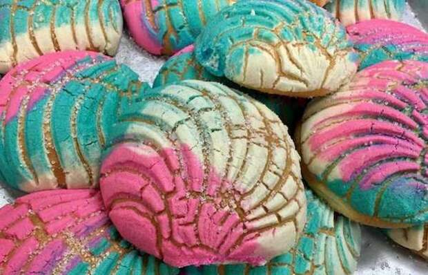 Причудливое лакомство: булочки-единорожки.