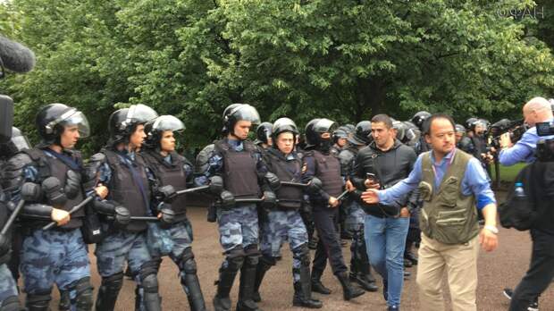 Около 600 человек задержаны на незаконном митинге в Москве из-за различных правонарушений Около 600 человек задержаны на незаконном митинге в Москве из-за различных правонарушений