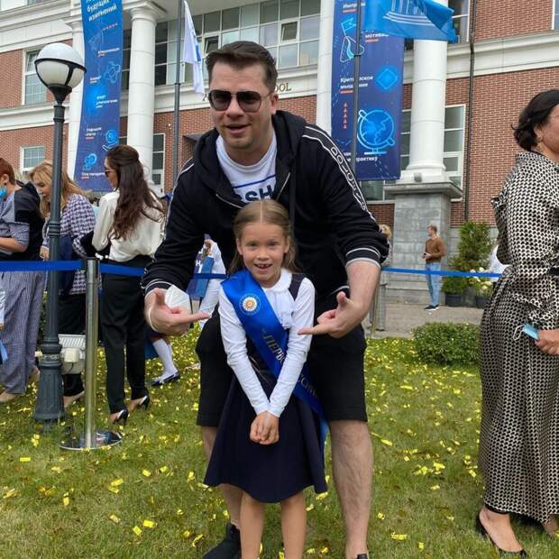 Гарик с дочкой на празднике первого звонка