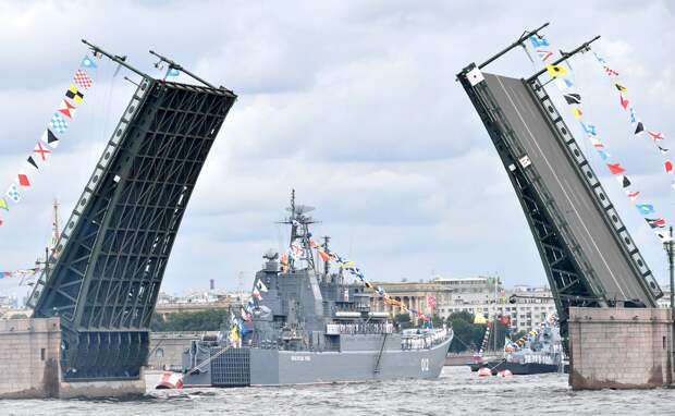 В последнее время в России, в День ВМФ, в городе на Неве проводится Главный...