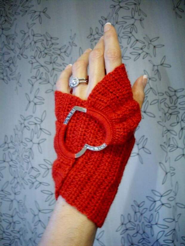 ao with <3 / inspiration / Red Heart Crochet Infinity Fingerless Gloves