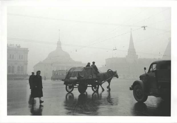 Извозчик на Комсомольской площади. СССР, Москва, 1957 год.