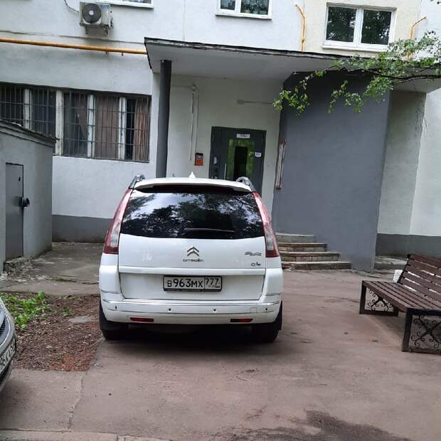 Автохам перекрыл вход в подъезд на бульваре Яна Райниса