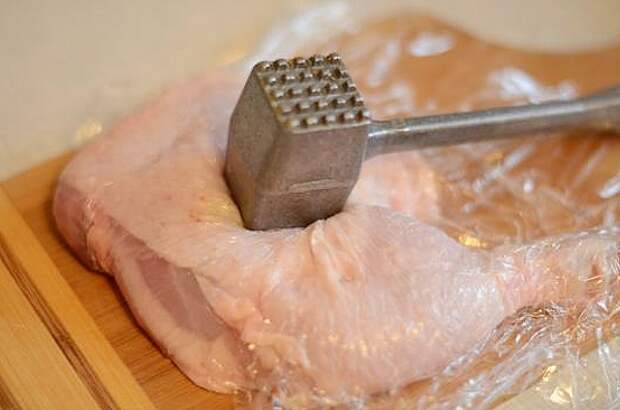 хорошенько отбейте курицу кухонным молоточком. пошаговое фото этапа приготовления цыпленка табака