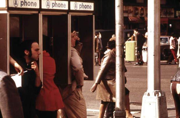 Телефонные будки на Бродвее в мае 1973 года