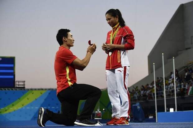 Китайский спортсмен сделал предложение коллеге по сборной во время церемонии награждения любовь, олимпиада, рио