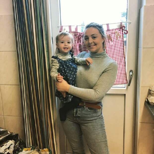 Мама отрезала челку 2-летней дочке, но малышка изменила прическу на свой вкус (фото)