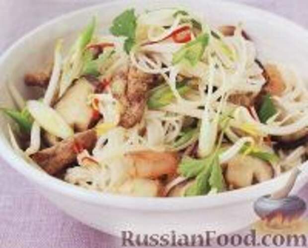 Фото к рецепту: Рисовая лапша с мясом и креветками