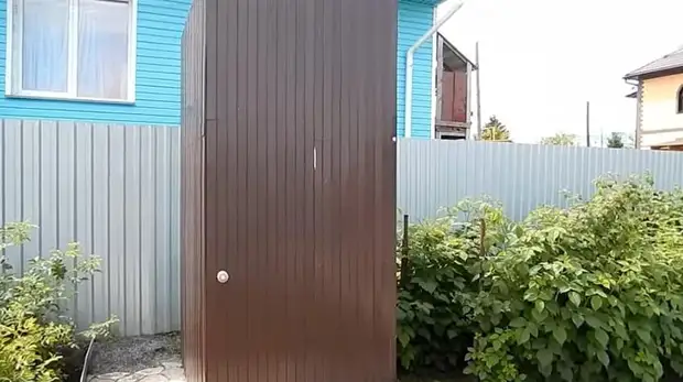 Душ на участке без заморочек. Всё красиво, удобно и скрыто от посторонних глаз